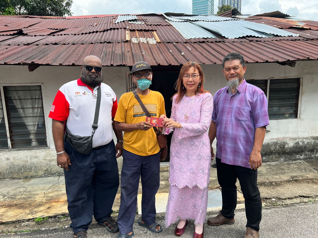 Penyerahan Sumbangan Tunai Untuk Pembaikian Bumbung Rumah Bersama YB Teresa Kok