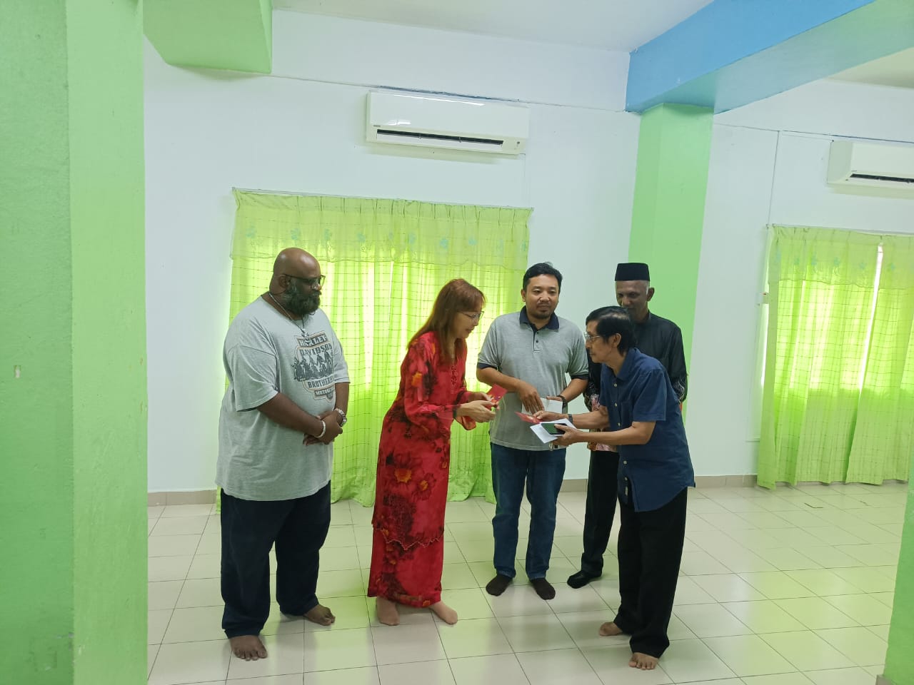 YB Teresa Kok Memberi Sumbangan Bencana Pokok Tumbang Di PPR Muhibbah Fasa 1